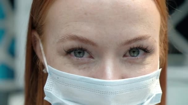 Retrato Bela Jovem Mulher Europeia Vestindo Máscara Médica Protetora Rosto — Vídeo de Stock