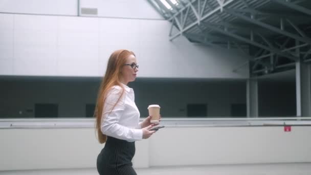 Şirketin Kendine Güvenen Kadını Katı Kıyafetleri Içinde Kağıt Bardak Kahve — Stok video