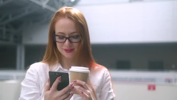 Retrato Una Joven Empresaria Europea Éxito Con Gafas Vestíbulo Una — Vídeos de Stock