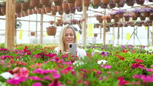 Mujer Toma Fotos Flores Colores Comprueba Las Plantas Teléfono Sonríe — Vídeos de Stock