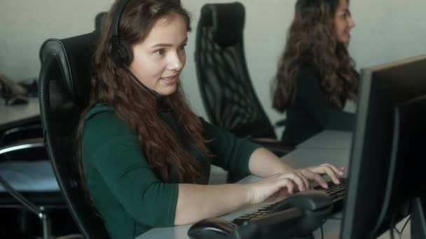 Call Center Kaukasische Kundendienstspezialistin Die Auf Einem Headset Spricht Während — Stockvideo