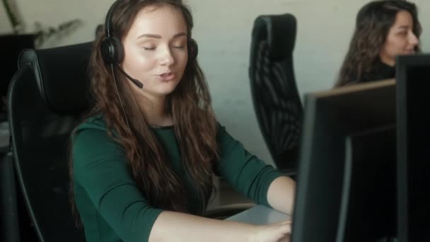 Call Center Caucasico Giovane Specialista Assistenza Clienti Femminile Finiture Lavoro — Video Stock