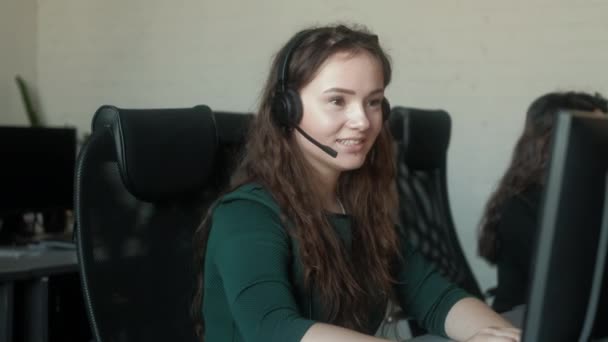 Call Center Fornire Servizio Clienti Ore Giorno Giovane Sorriso Femminile — Video Stock