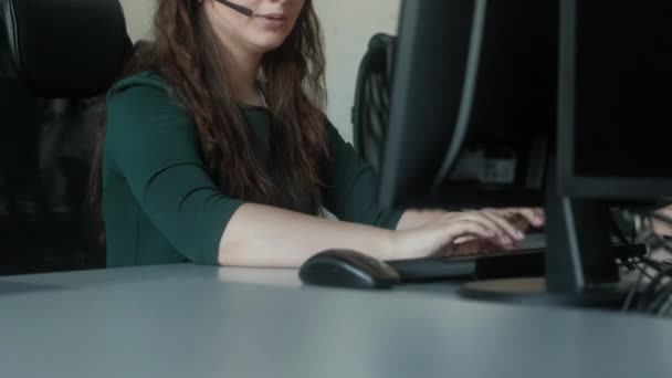 Jovem Sorridente Sexo Feminino Atendimento Cliente Especialista Conversa Com Cliente — Vídeo de Stock