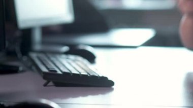 Çağrı merkezi ve müşteri hizmetleri yardımı. Bilgisayar klavyesinde ofis tipleri konusunda müşteri desteği uzmanı, telefonda istemciye tavsiye eder.