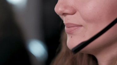 Çağrı merkezi ve müşteri hizmetleri yardımı. Ofisteki bir müşteri destek uzmanının yüzüne yakın çekim. Servis merkezi operatörü müşteriyle çevrimiçi mikrofon aracılığıyla iletişim kurar