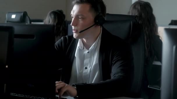 Telekom Operatörü Vip Müşteri Hizmetleri Için Çağrı Merkezinde Çalışıyor Adam — Stok video