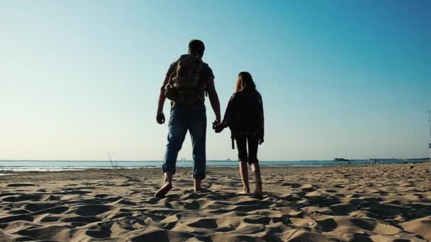 Ojciec Nastoletnia Córka Przychodzą Dziką Plażę Plecakami Plecach Podróże Taty — Wideo stockowe