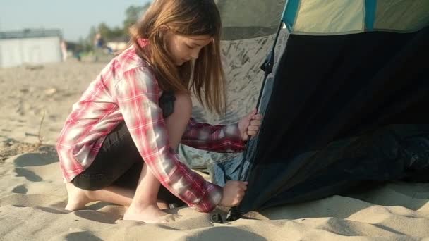 Biała Nastolatka Uczy Się Rozbijać Namiot Piaszczystej Plaży Morskiej Zajęcia — Wideo stockowe
