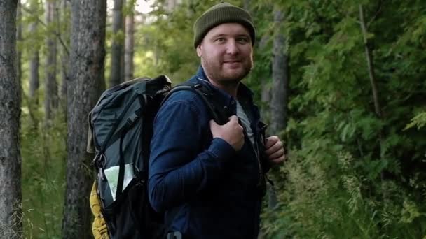 Portret Brodatego Kaleki Plecakiem Plecach Lesie Podróże Aktywny Tryb Życia — Wideo stockowe