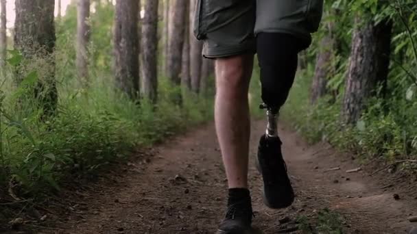 Behinderter Mann Mit Prothese Geht Wald Spazieren Nahaufnahme Der Beine — Stockvideo