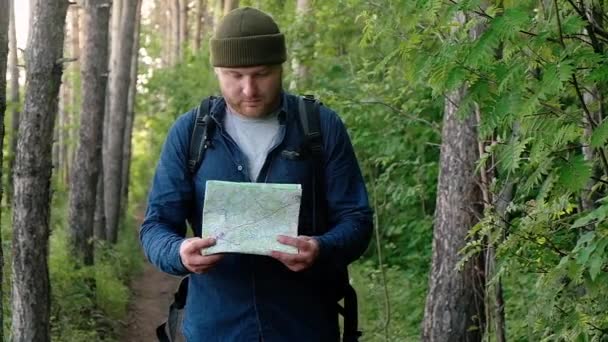 Der Mann Ist Fuß Auf Waldwegen Unterwegs Tourist Wald Hält — Stockvideo