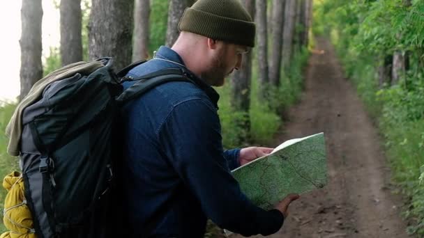 Manusia Berjalan Kaki Sepanjang Jalan Hutan Turis Hutan Memegang Peta — Stok Video