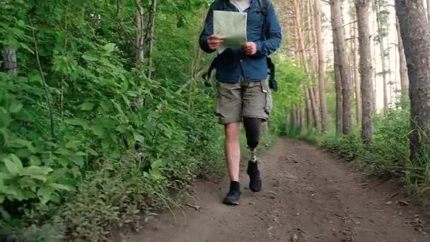 Τουριστικά Άτομα Ειδικές Ανάγκες Προσθετικό Πόδι Περπατά Κατά Μήκος Πεζόδρομο — Αρχείο Βίντεο