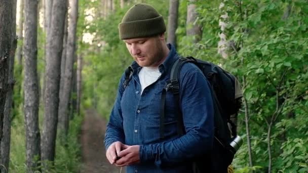 Aktywny Weekend Zewnątrz Człowiek Dużym Plecakiem Podróżuje Leśnych Ścieżkach Spędza — Wideo stockowe