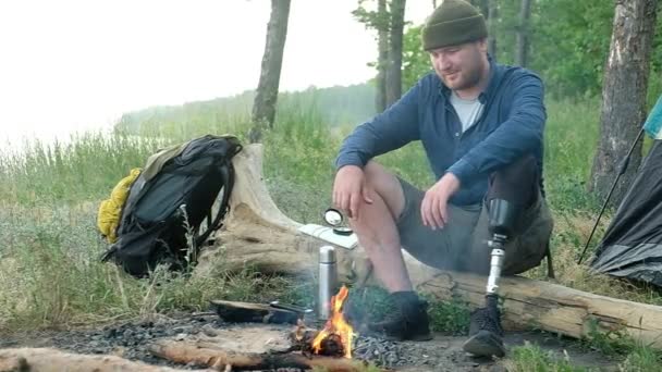 Manlig Turist Med Protes Lem Vilar Lägereld Skogen Handikappade Utan — Stockvideo