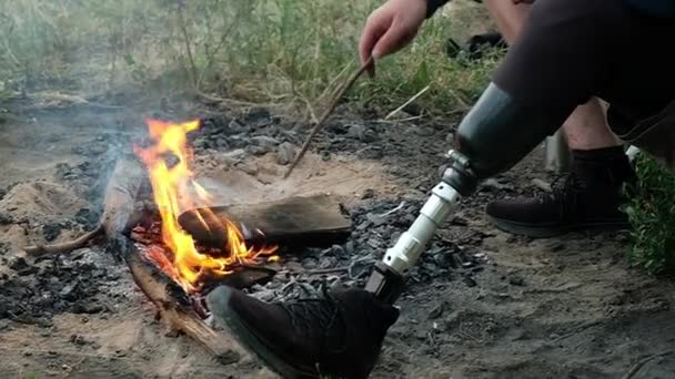 Mladý Muž Turista Protézou Končetiny Odpočívá Ohně Lese Dlouhé Procházce — Stock video