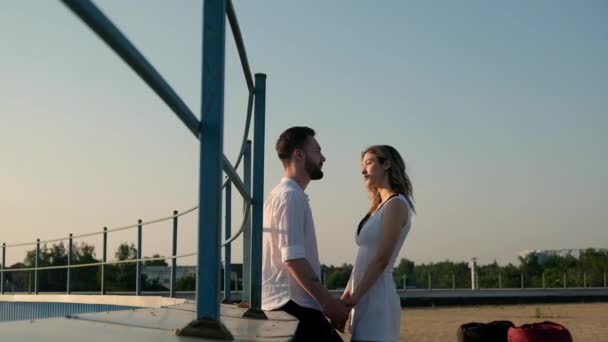 Mladí Kavkazští Milenci Žena Muž Stojí Střeše Objímají Zamilovaný Muž — Stock video