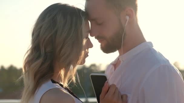 Mujer Hombre Están Pie Techo Juntos Abrazando Escuchar Música Con — Vídeos de Stock