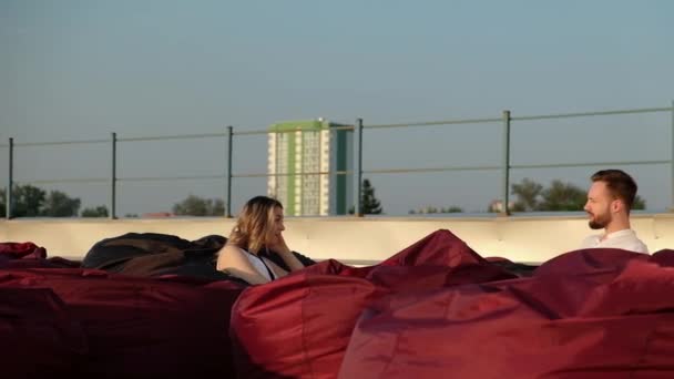 Молодий Кавказький Чоловік Дівчинка Сидять Даху Будинку Якому Дивані Під — стокове відео