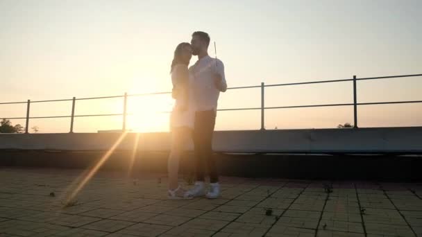 Para Zakochanych Młodych Pięknych Ludzi Stoi Dachu Budynku Zachodzie Słońca — Wideo stockowe