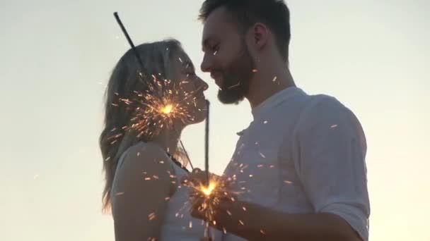 Pár Zamilovaných Mladých Lidí Při Západu Slunce Něžně Objímají Střeše — Stock video