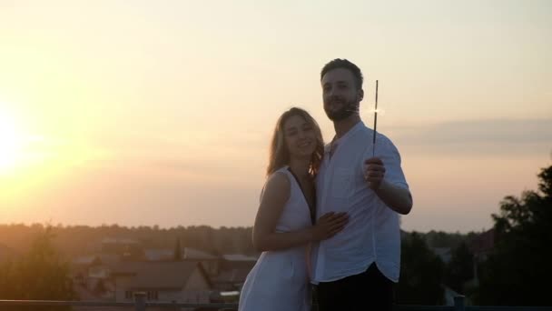 Feliz Pareja Jóvenes Divierten Abrazos Suavemente Noche Techo Atardecer Aire — Vídeos de Stock