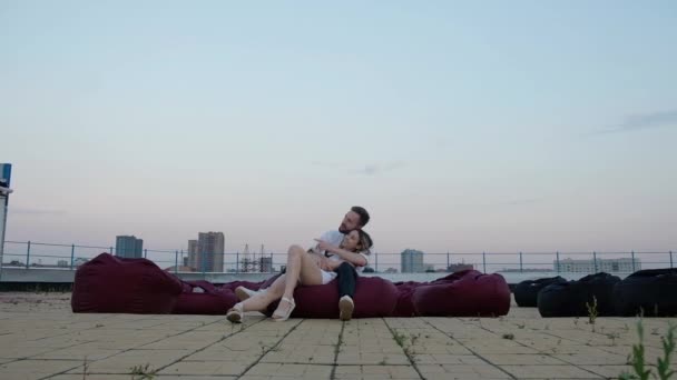 Joven Pareja Amor Están Descansando Juntos Techo Casa Atardecer Noche — Vídeos de Stock