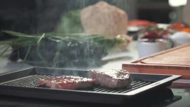 Grillet Bøf Køkkenet Tilberedes Saftige Duftende Stykker Kød Stegepande Indeni – Stock-video