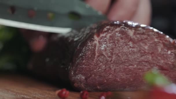 Vařím Maso Grilu Velký Filet Mignon Hovězí Steak Leží Řezací — Stock video