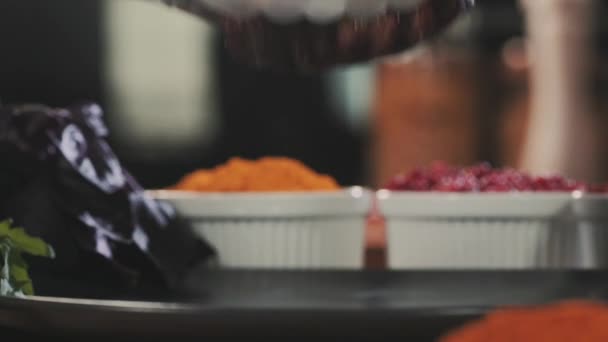 在烤架上烤肉 厨师把多汁的新鲜牛肉片 牛排和香草及调味品一起放在盘子里 一道美味的午餐菜 餐馆厨房里的油炸肉 烹调食物 — 图库视频影像
