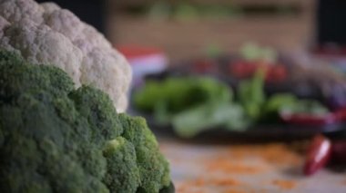 Baharatlarla ovulmuş kızarmış deniz alabalığı ve aromatik otlar sebze ve otlarla dolu tabaklar. Izgara balık ızgarası. Öğlen veya akşam yemeği için taze balık pişirmek. Lezzetli yemekler için malzemeler hazırlanıyor.