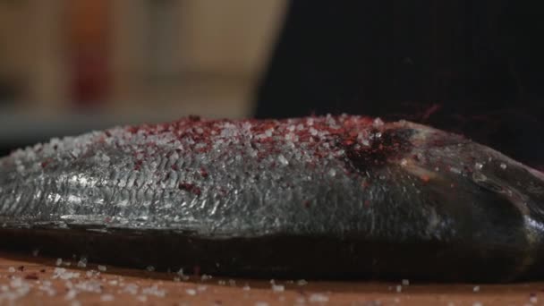 Φρέσκο Ψάρι Βρίσκεται Στο Ξύλο Κοπής Στην Κουζίνα Του Σπιτιού — Αρχείο Βίντεο