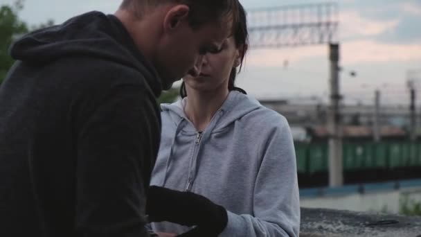 Boxeador Masculino Con Capucha Techo Contra Fondo Puesta Sol Ciudad — Vídeos de Stock