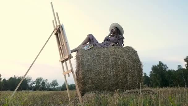 Artista Femenina Creativa Fuera Campo Una Puesta Sol Verano Vestido — Vídeos de Stock