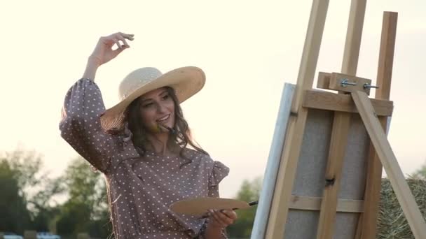 Portrait Heureuse Jeune Femme Caucasienne Chapeau Dans Une Robe Été — Video