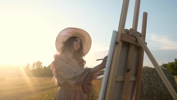 Konstnär Sommarklänning Och Stor Hatt Står Slåtteräng Solnedgående Solstrålar Och — Stockvideo