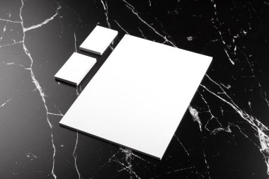 Marka kimlik fotoğrafı mermer üzerinde. Mermer arka planda izole edilmiş bir şablon. Grafik tasarımcıları için sunumlar ve portföyler mermer prim lüks maketler