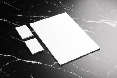 Marka kimlik fotoğrafı mermer üzerinde. Mermer arka planda izole edilmiş bir şablon. Grafik tasarımcıları için sunumlar ve portföyler mermer prim lüks maketler