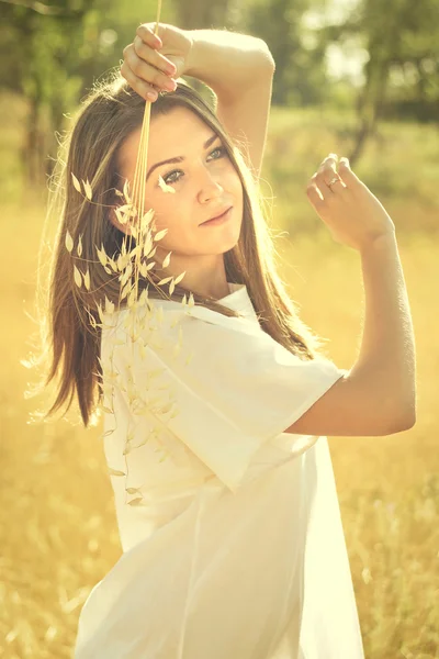 Мрійлива дівчина з букетом сушених трав — стокове фото
