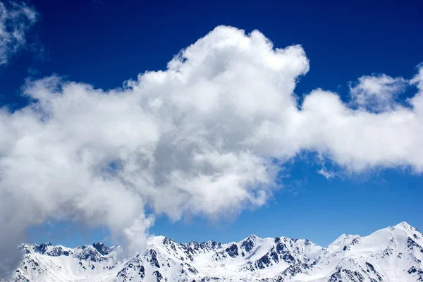 Berge und Wolken — Stockfoto