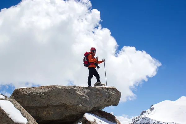 Альпинист в горах — стоковое фото