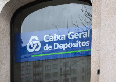 Caixa Geral de Depositos logosu Portekiz, Porto 'daki bankanın vitrininde, 18 Mayıs 2025