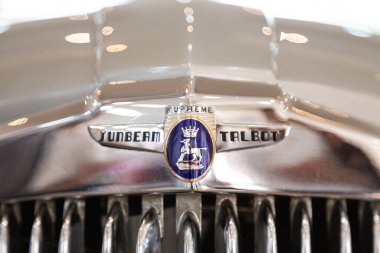 Güneş ışığı Talbot Supreme retro, rozet, amblem on hood, Portugal, Porto, Ekim 04, 2025