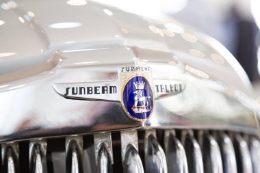 Güneş ışığı Talbot Supreme retro, rozet, amblem on hood, Portugal, Porto, Ekim 04, 2025