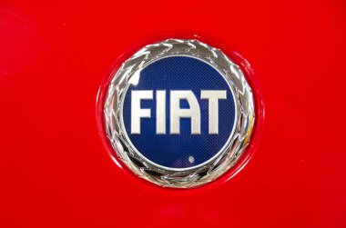 FIAT rozeti, klasik kaput amblemi, Portekiz, Porto, Ekim 04, 2025