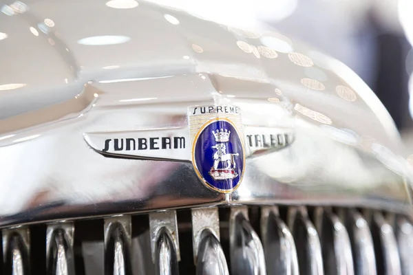 Güneş ışığı Talbot Supreme retro, rozet, amblem on hood, Portugal, Porto, Ekim 04, 2025