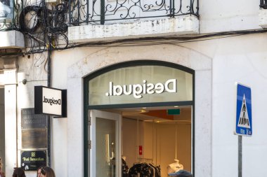 Portekiz, Lizbon, Ekim 02, 2025 tarihli binanın vitrininde arzu edilen logo.