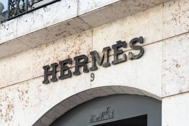 Portekiz, Lizbon, Ekim 02, 2025 tarihli binanın ön cephesinde Hermes logosu