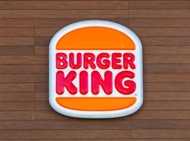 Tahta duvarda Burger King logosu, Portekiz, Lizbon, Ekim 03, 2025